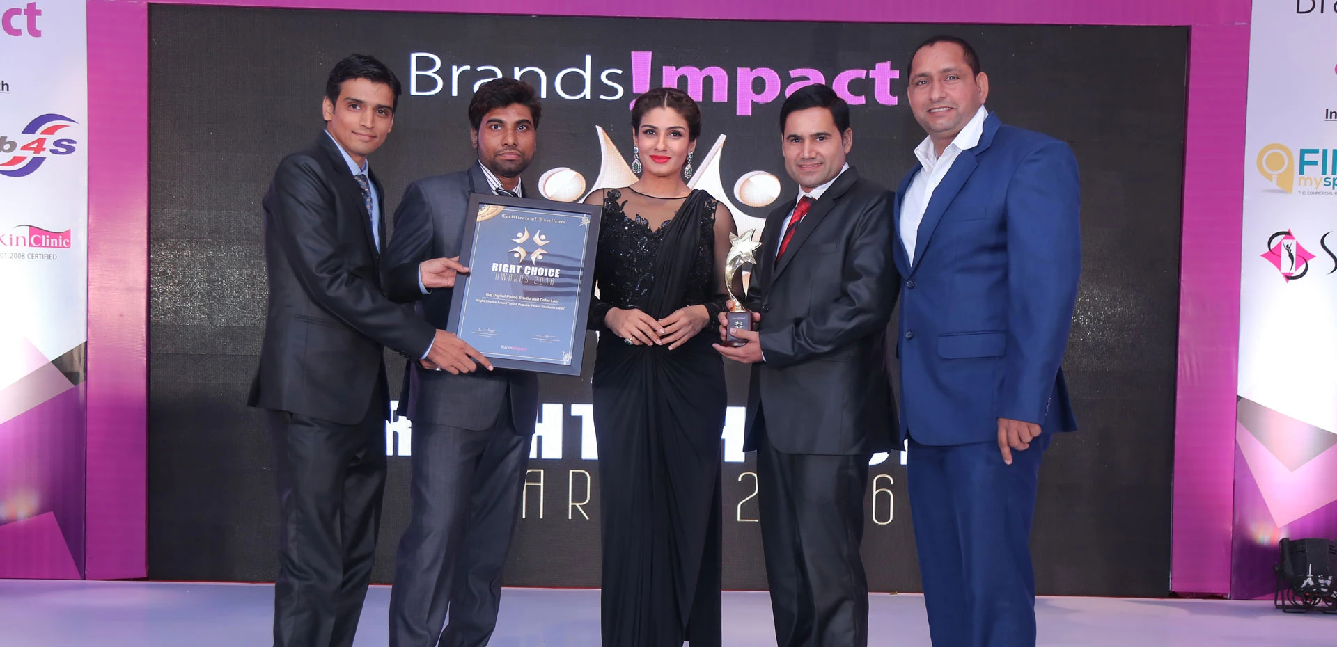 Raveena Tondon giving award in Rightchoice Award Function
